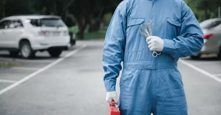 Mechanik na parkovišti